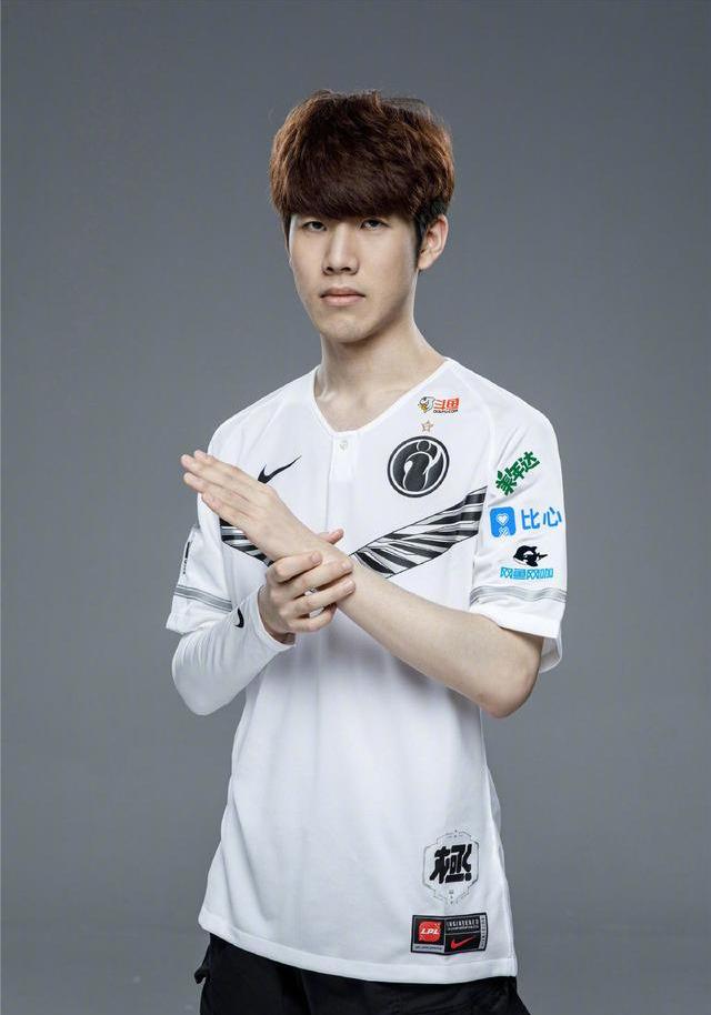 Tian 在 LPL 中三次获得亚军，与 Top Esports 一起。你如何评价 Tian 在 Top Esports 中的表现？